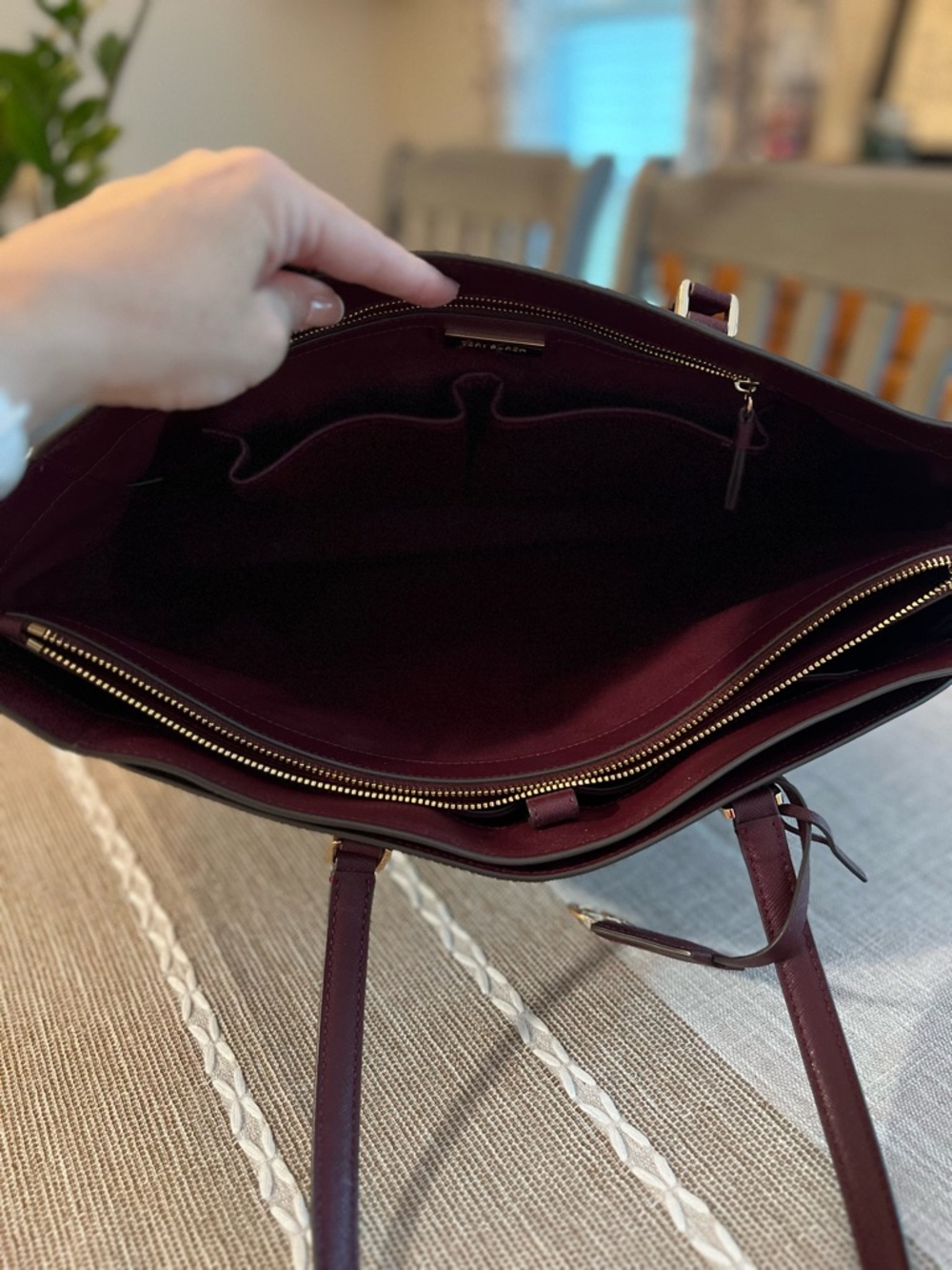 ⭐️ Tory Burch Burgundy Saffiano Leather Tote Bag Large Gold Logo Structured - Picture 8 of 12